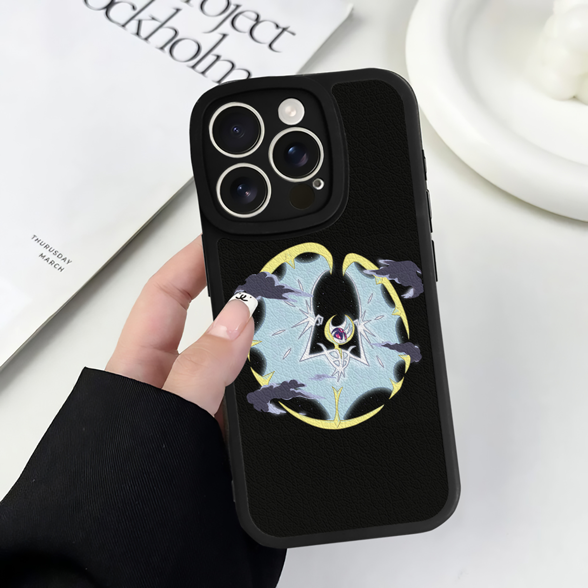 （画像用） ポケットモンスター Pokémon 【iPhone 16シリーズ対応】シリコンスマホケース（レザー調） 材質：シリコン
